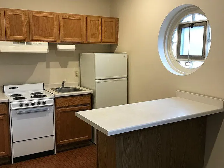 Cass Street Apartments — Photo 1