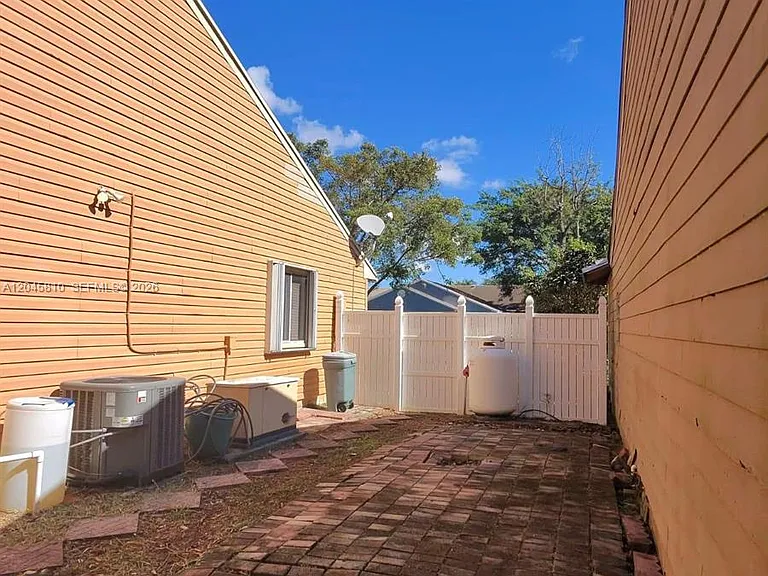 1430 SW 85th Ter — Photo 18