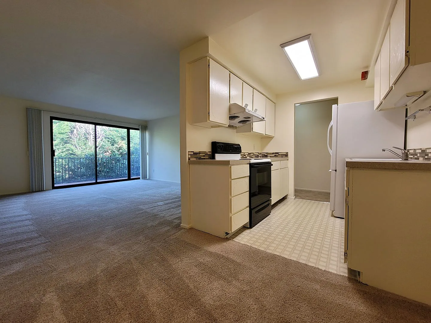 Conveniently located South Kirkland near Downtown-Laurel Park — Photo 3