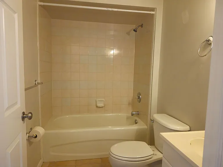 530 NE 24th Ave — Photo 13
