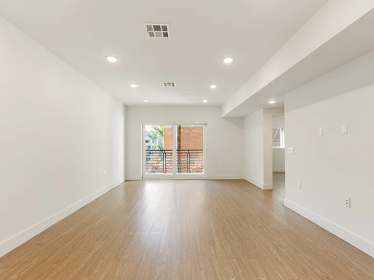 837 Harvard — Photo 43