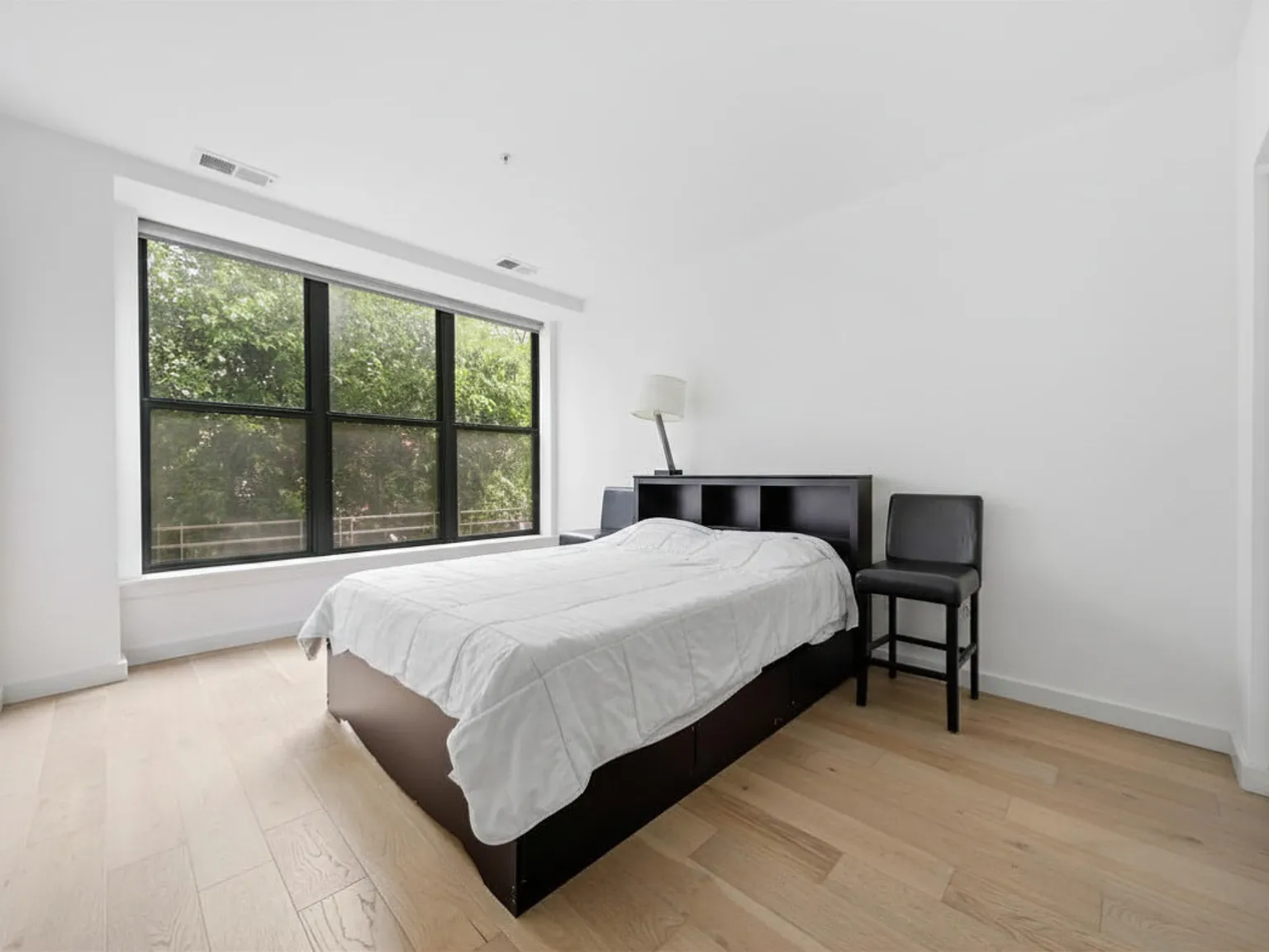 2 bed, 1.5 bath, 945 sqft, $6,900 — Photo 4