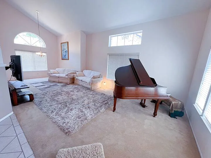 541 Bruin Dr — Photo 5
