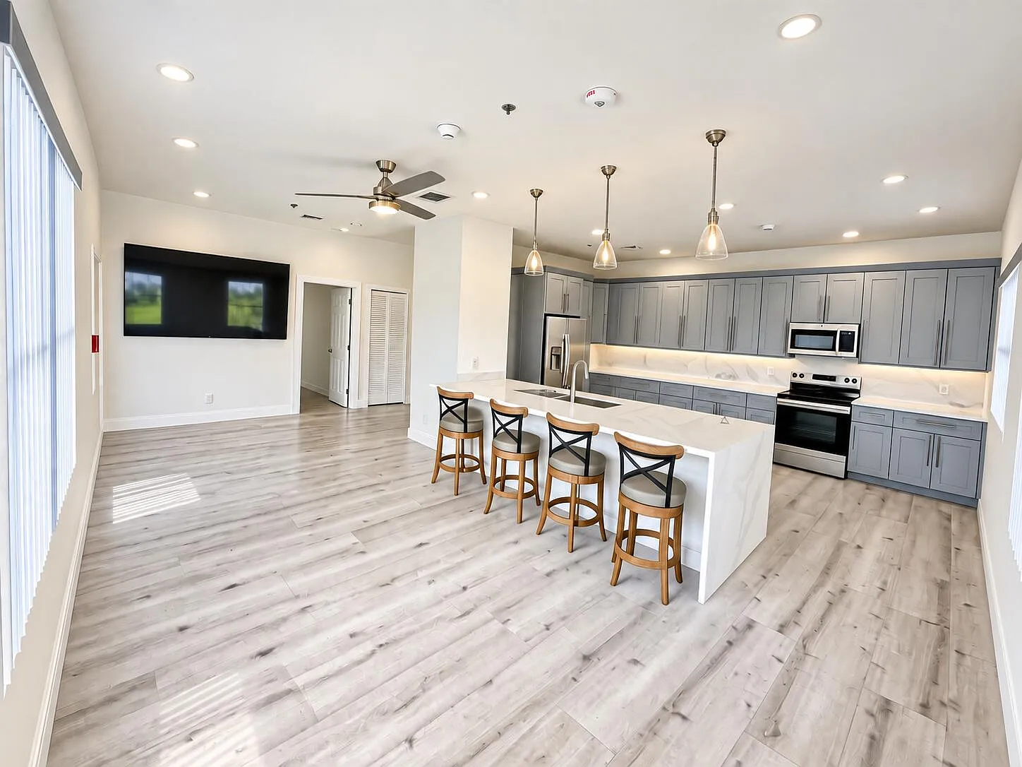 5 bed, 4.0 bath, 2800 sqft, $7,800 — Photo 2