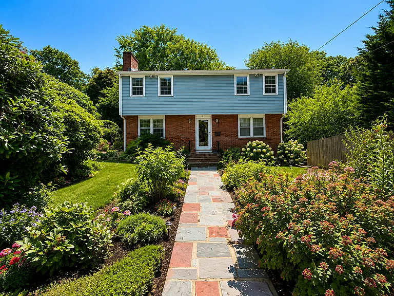 27 Maplewood Ave — Photo 2