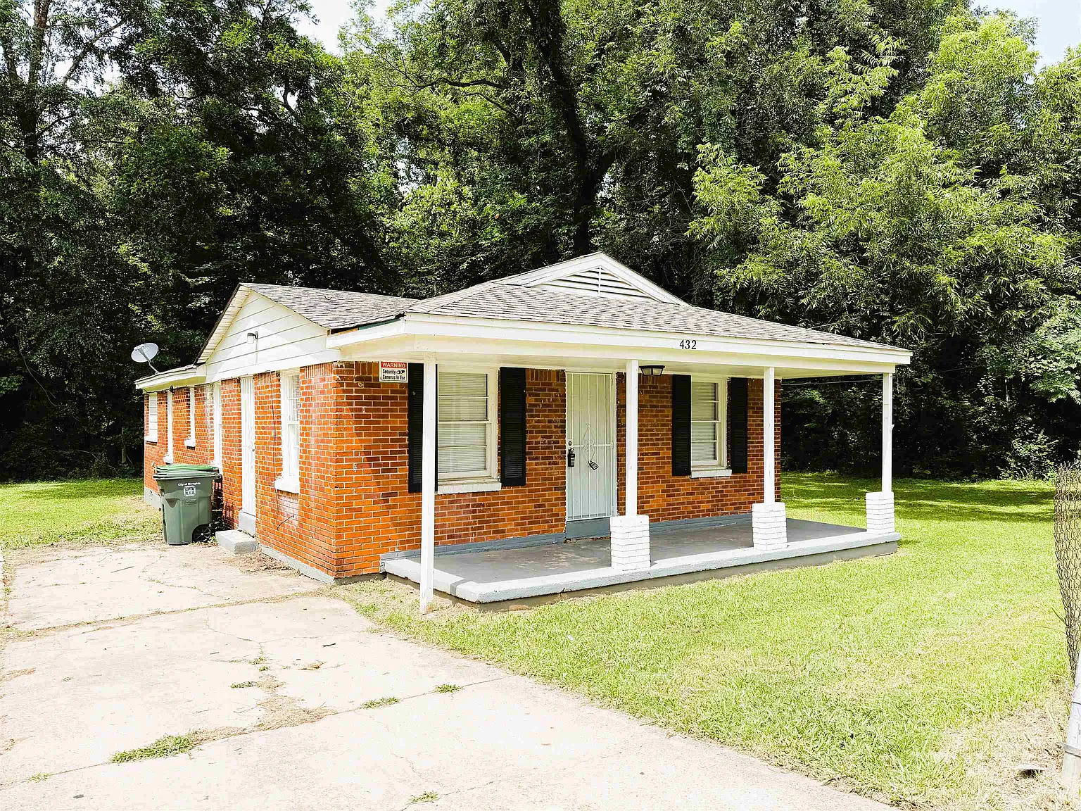 3 bed, 1.0 bath, 1041 sqft, $1,000 — Photo 1