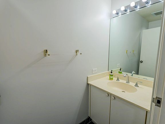 4th image of 725 Kapiolani Blvd APT 3304
