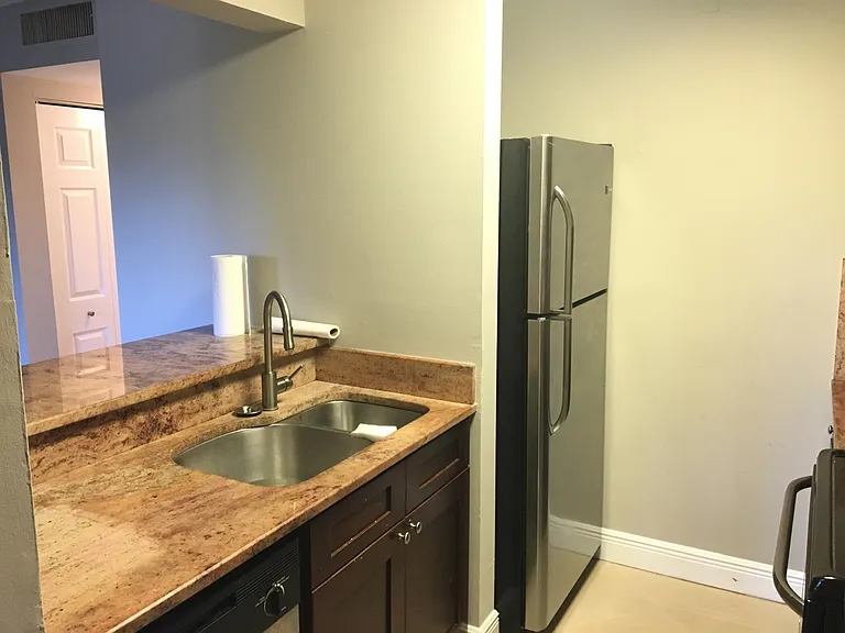 808 Meadows Cir #808 — Photo 4