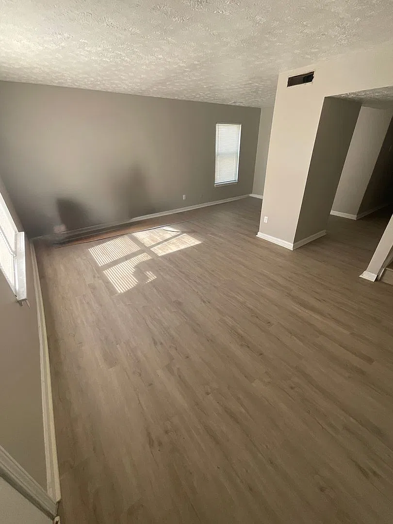 4 bedroom 2 bath Single Home — Photo 2
