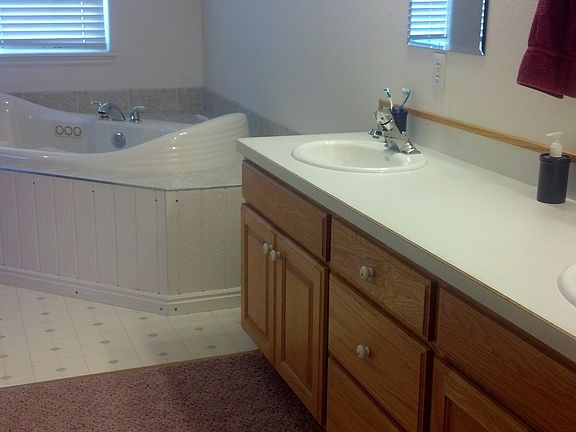 Master Bath/Jetted Tub