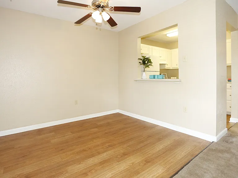Chateau Lafayette Apartments — Photo 5