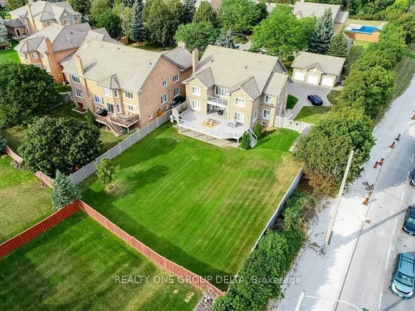 1918 Royal Credit Blvd, Mississauga, ON L5M 4Y1