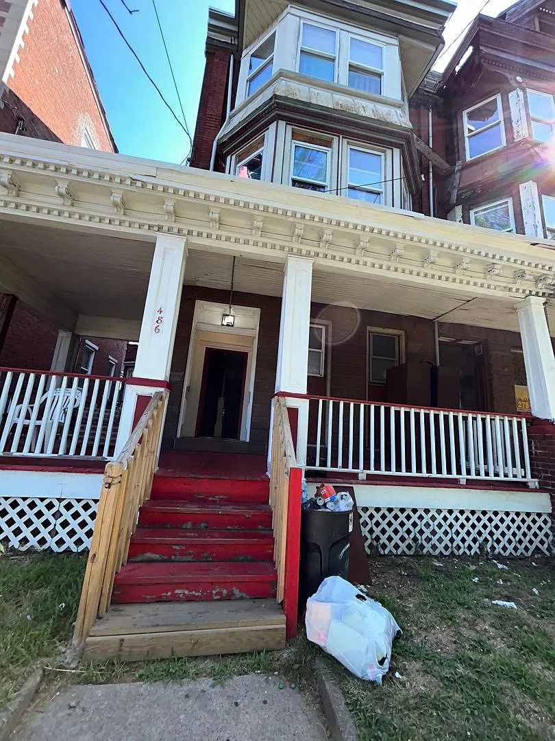 486 W State St — Photo 1
