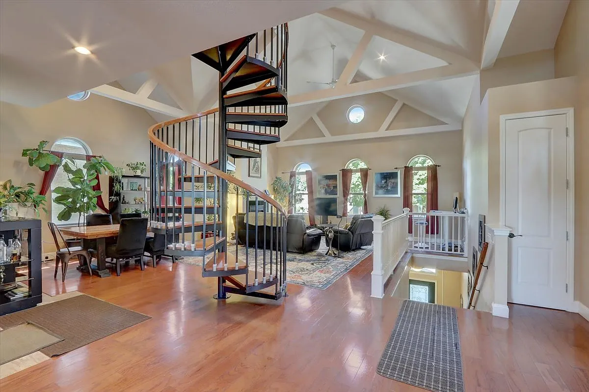 1 bed, 1.5 bath, 1800 sqft, $3,200 — Photo 2