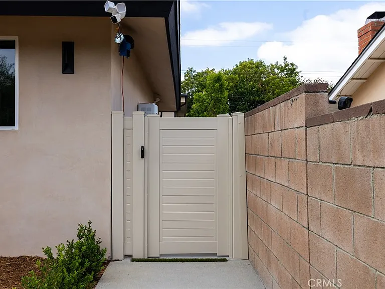 10053 Amestoy Ave — Photo 15