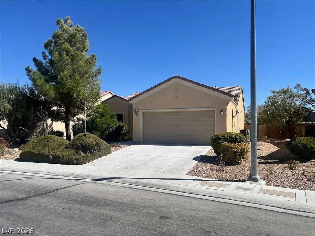 3 bed, 2.0 bath, 1570 sqft, $2,325 — Photo 2