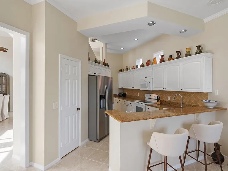 1735 Victoria Cir — Photo 16