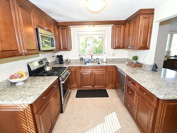 5th image of 24 Stacy Dr #0