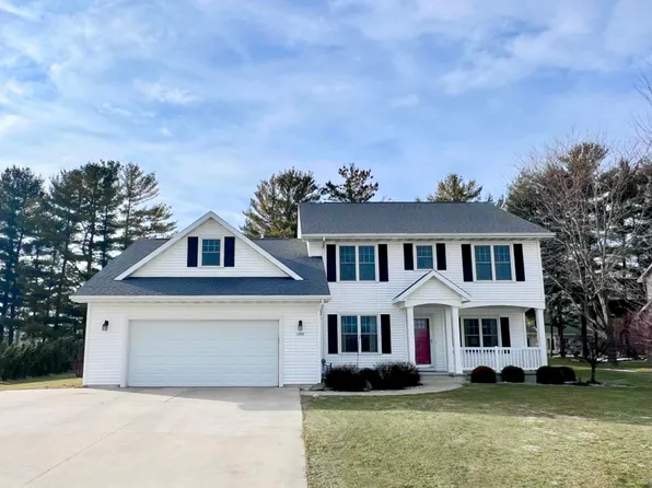 1584 Milton Cir, Oshkosh, WI 54904