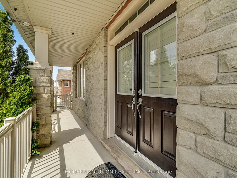 4 Overhold Cres — Photo 1