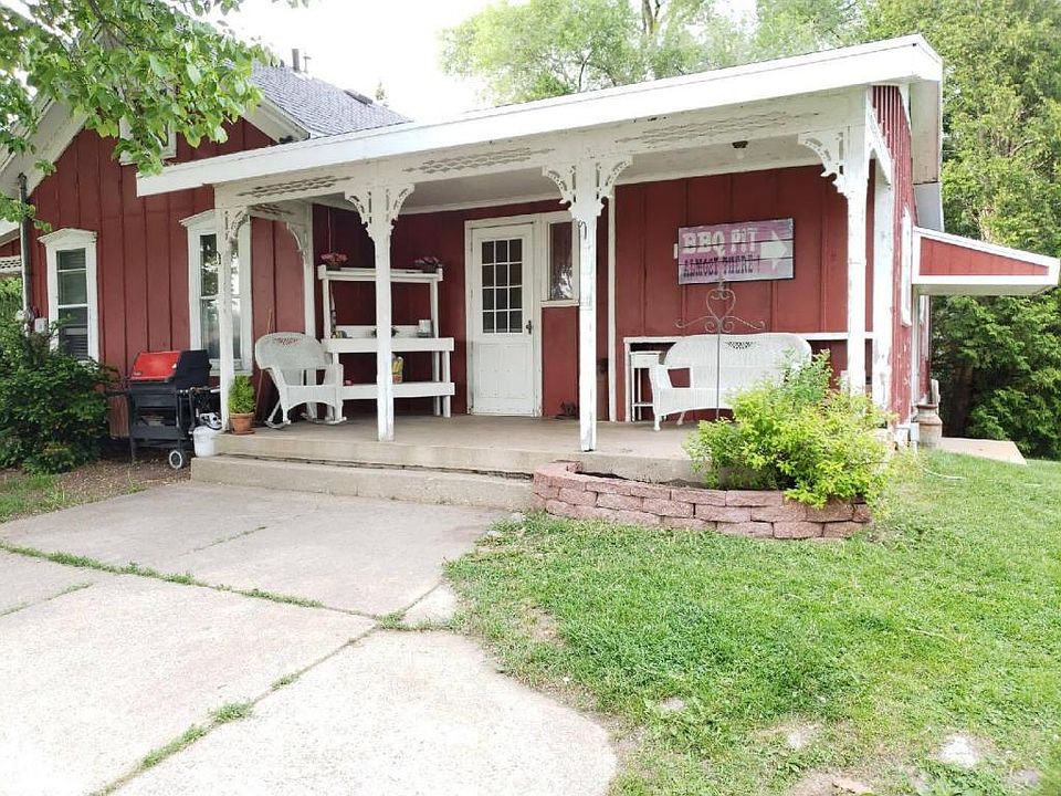 1st image of 902 Grand Ave