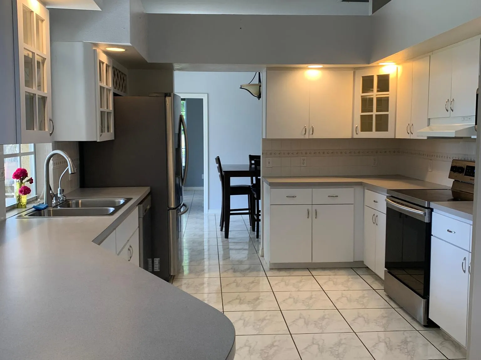 3 bed, 1975 sqft, $3,500 — Photo 2