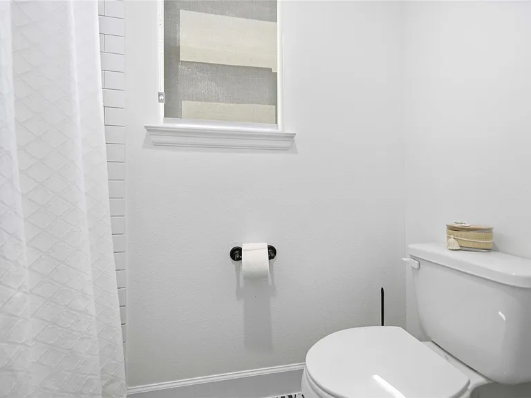 723 W 16th St — Photo 20