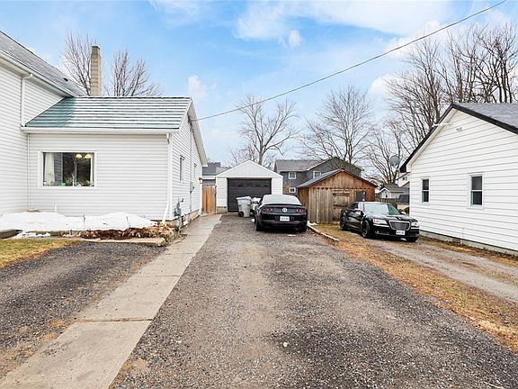 3rd image of 590 Simcoe St