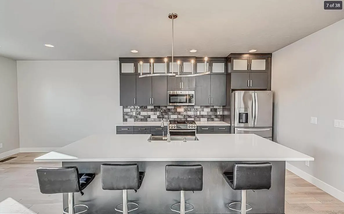 3 bed, 2100 sqft, $3,200 — Photo 4