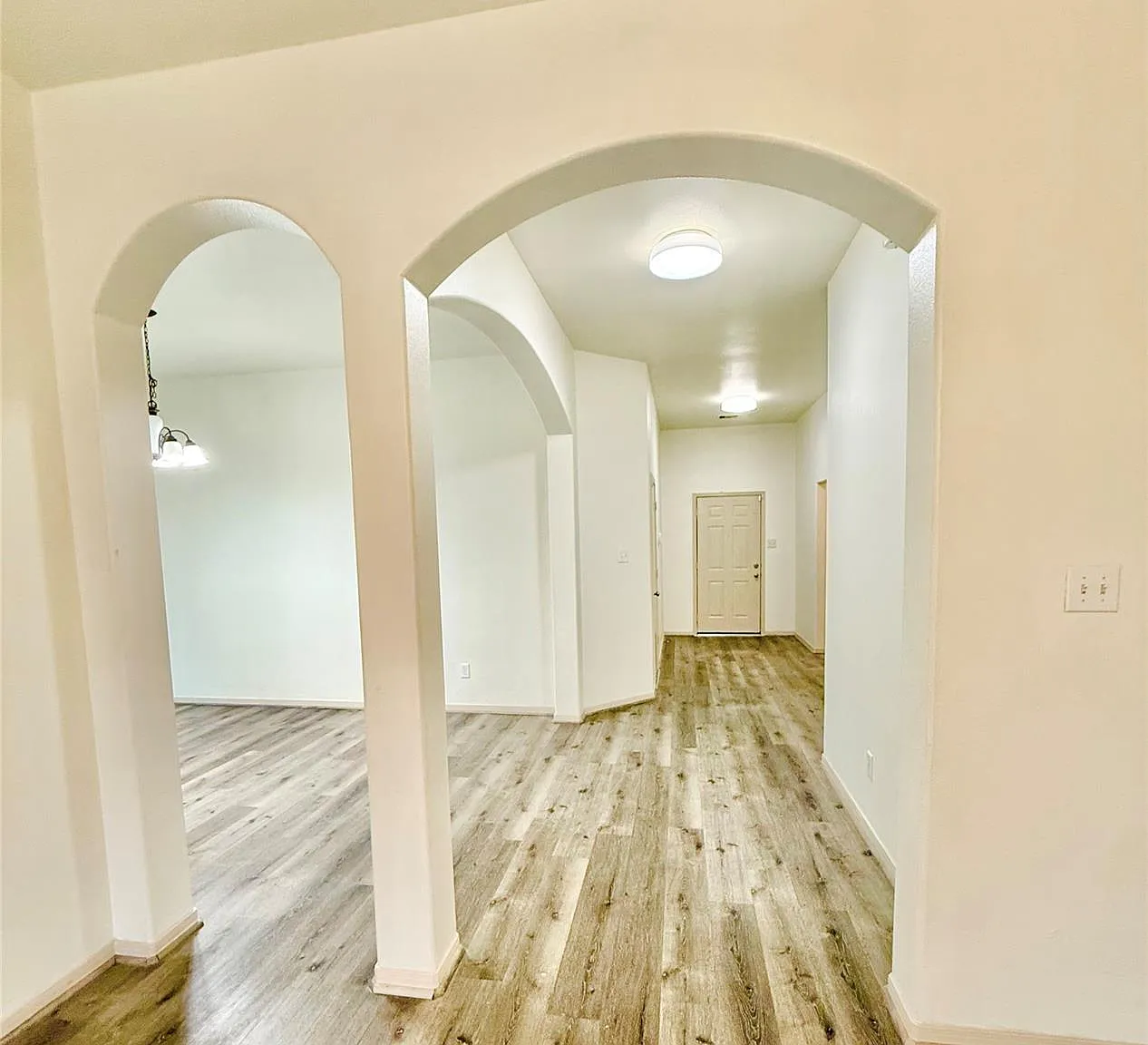 3 bed, 2.0 bath, 1884 sqft, $2,300 — Photo 1