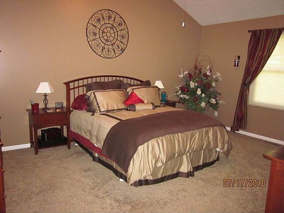 Master Bedroom - vaulted ceiling