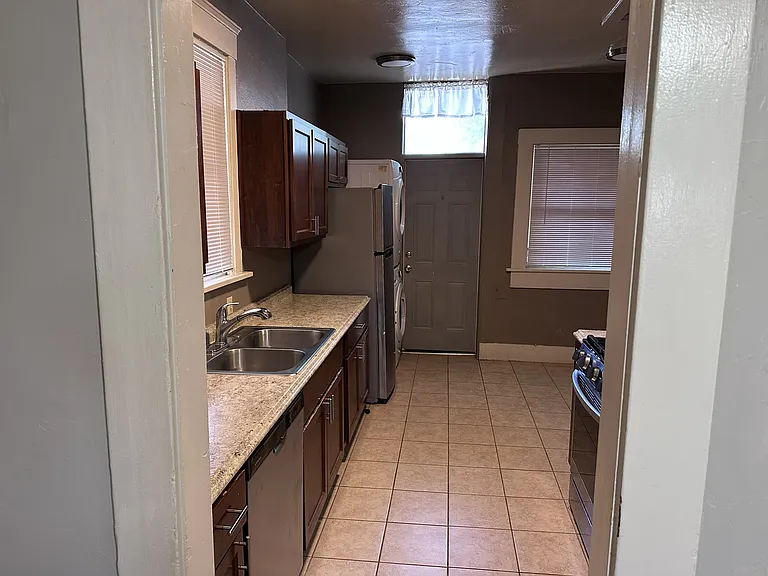 528 E University Blvd — Photo 5