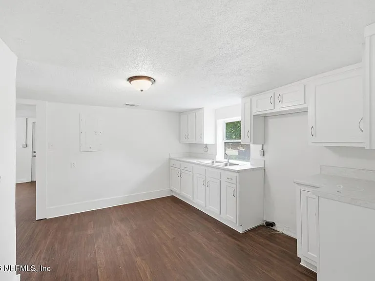 1823 W 44th St — Photo 11