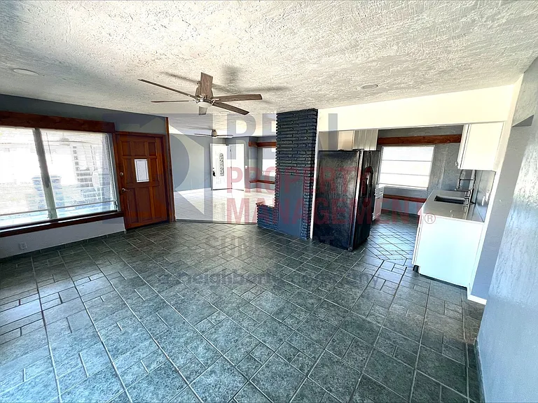 563 Parkview Dr — Photo 7