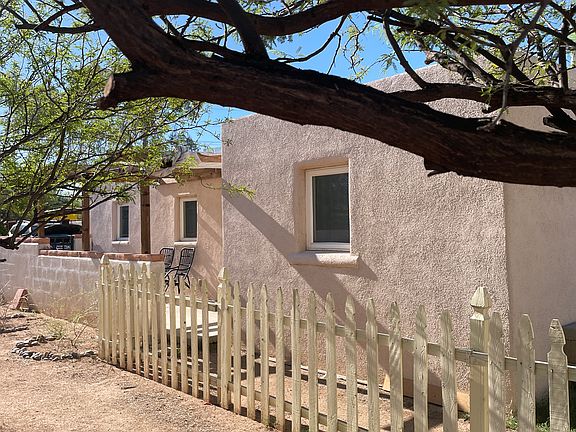 Fenced yard perfect for your furry friend!