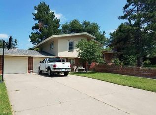 615 Briar Hill Dr, Garden City, KS 67846