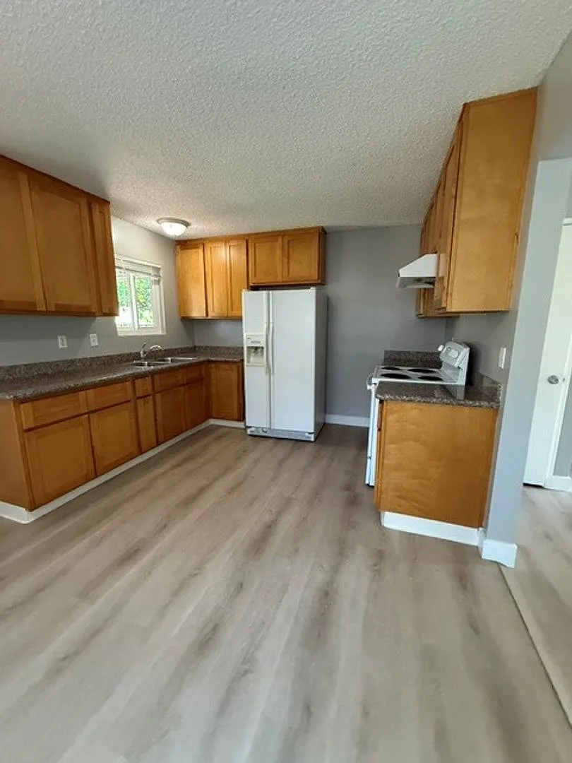 Spacious 3 Bedroom, 2 bath Single Family Home — Photo 2