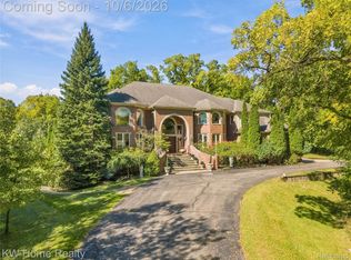 6364 Golden Ln, West Bloomfield, MI 48322