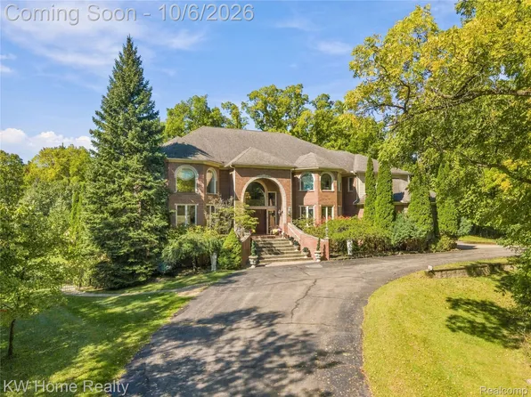 6364 Golden Ln, West Bloomfield, MI 48322