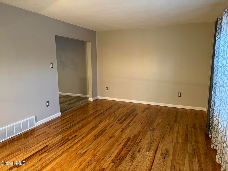 5th image of 18 Carroll Place