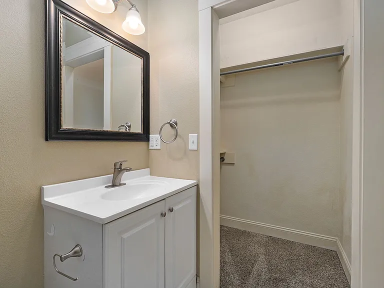 1040 E Walnut St — Photo 27