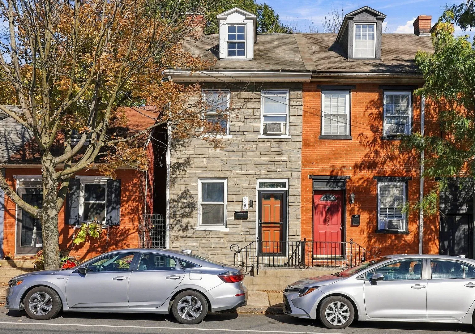 3 bed, 1 Bath in Chestnut Hill Neighborhood Available Now! — Photo 2