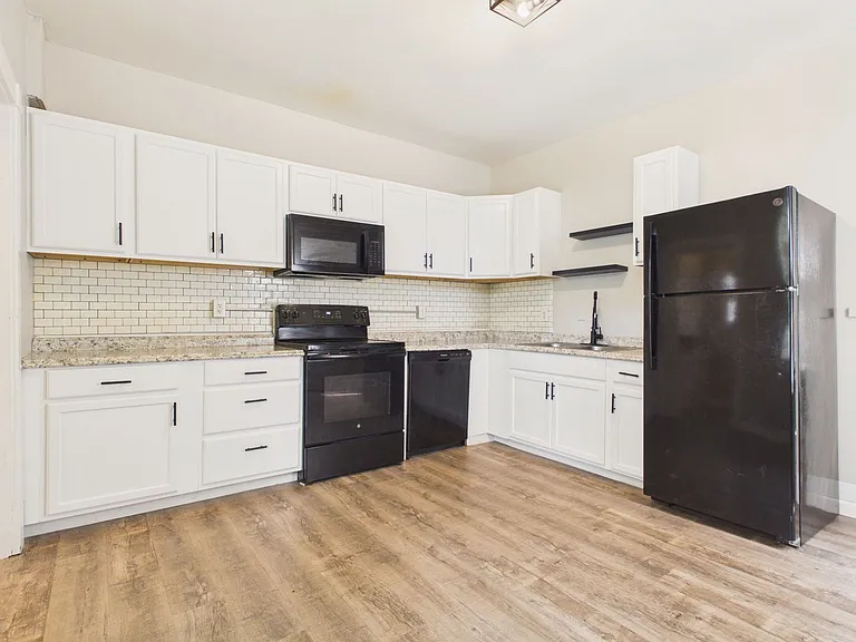 2614 Lexington St — Photo 3