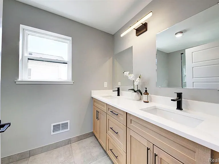 2808 Goodrich St — Photo 15