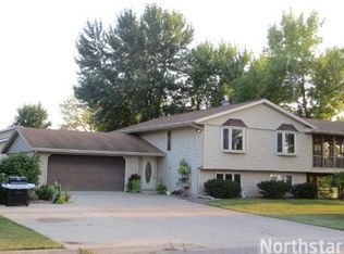 590 N Park Ave, Le Center, MN 56057