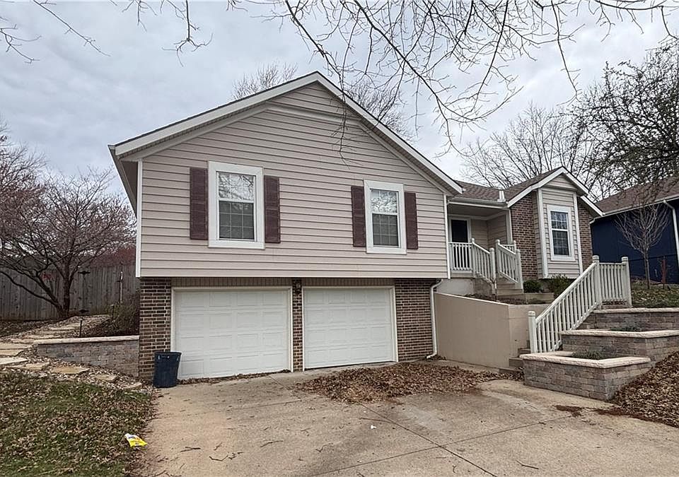 2nd image of 1204 NE Hendrix Dr