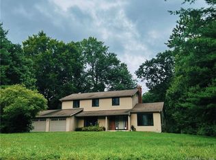 4 Twin Lakes Dr, Waterford, CT 06385