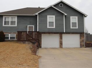 221 Whilshire Dr, Tonganoxie, KS 66086