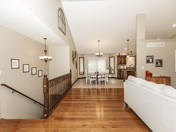 5th image of 202 S Estates Dr