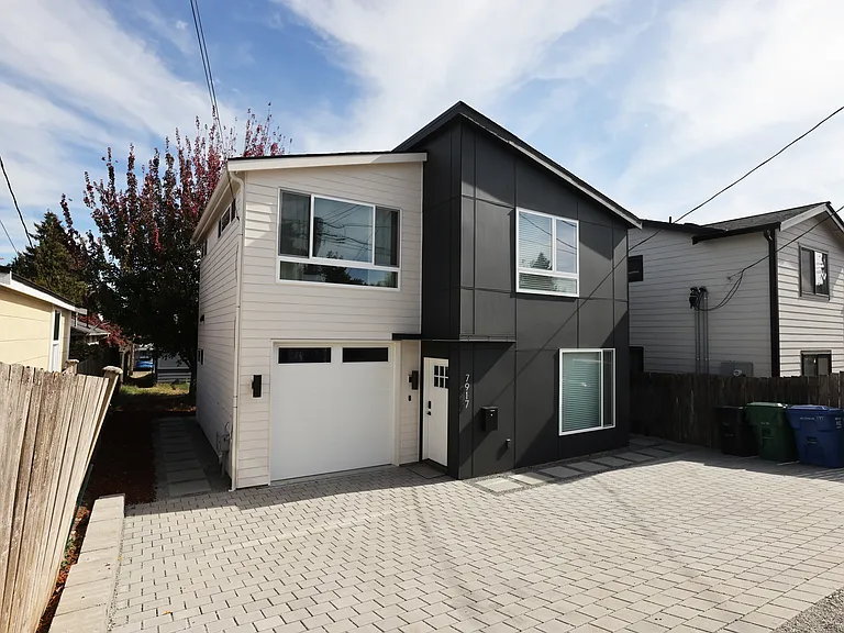 7917 32nd Ave SW — Photo 1